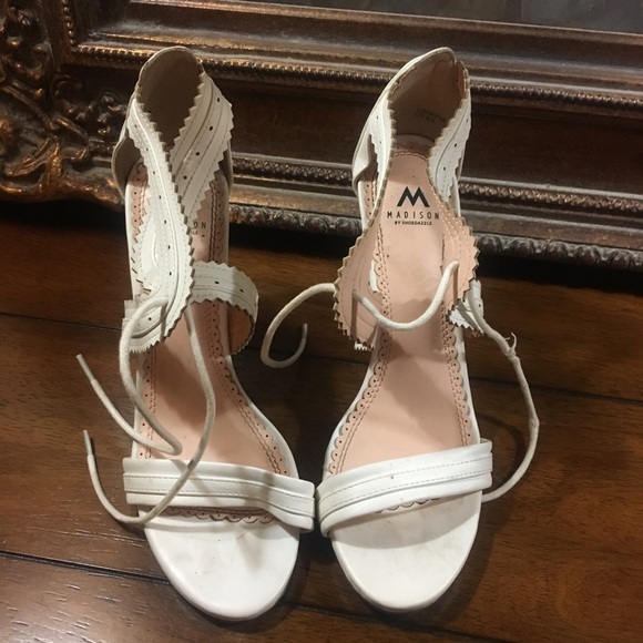 White open toe tie heels size 6.5 - Picture 2 of 6